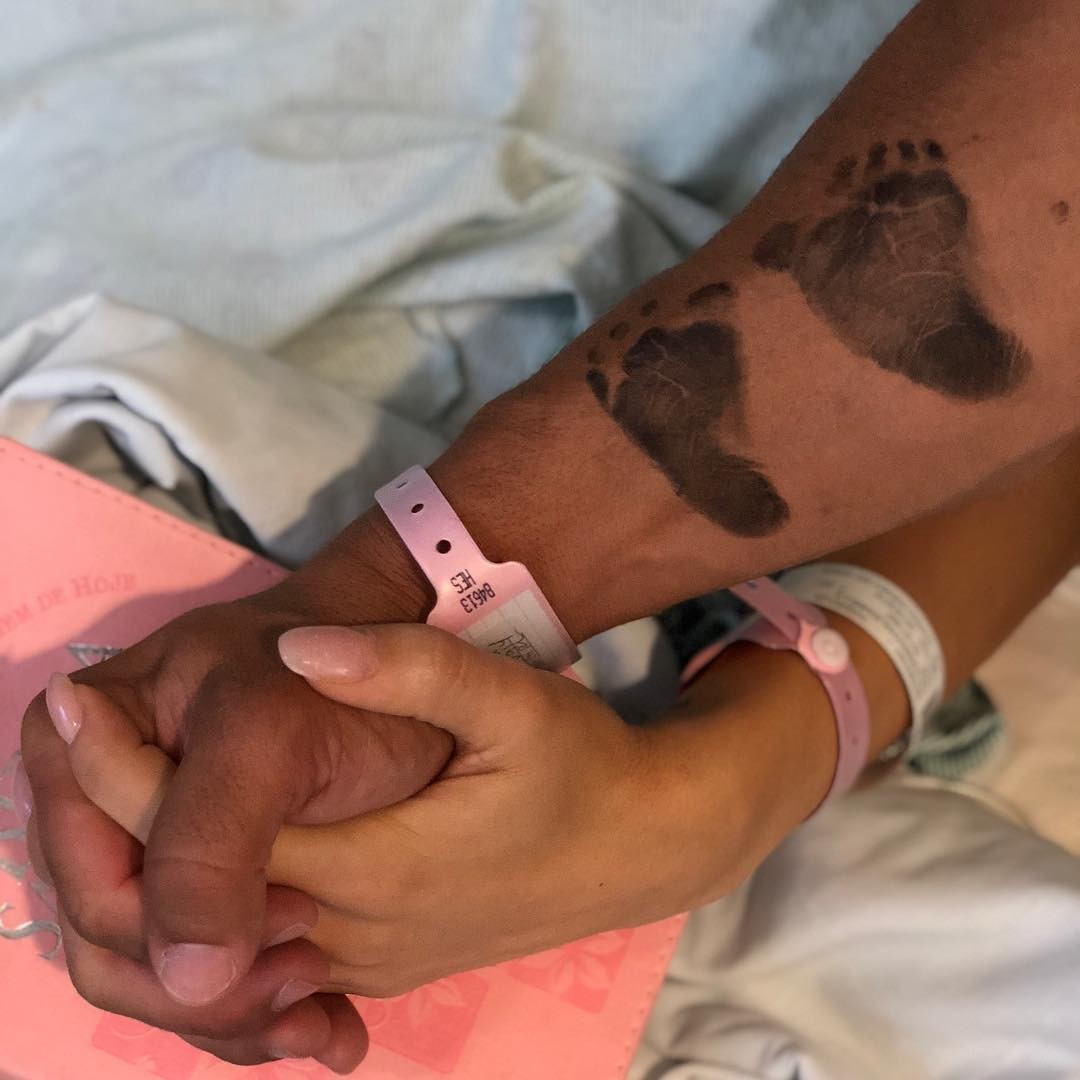 Marido de Bella Falconi faz tatuagem com pés da bebê Stella